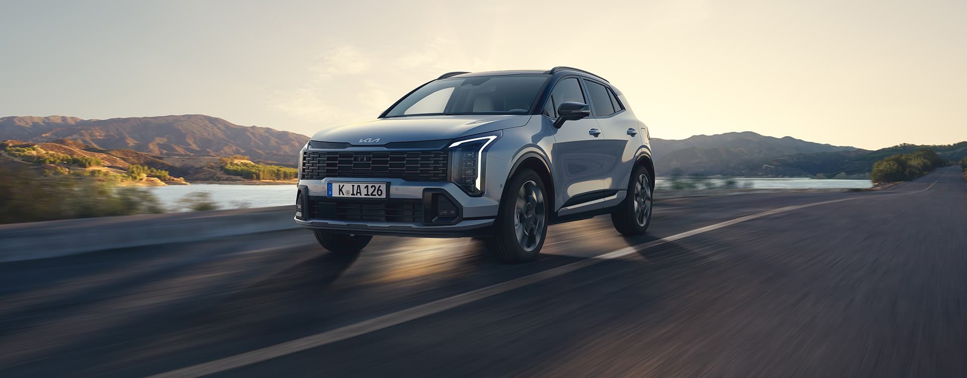 Kia Sportage bei der Fahrt in seitlicher Vorderansicht