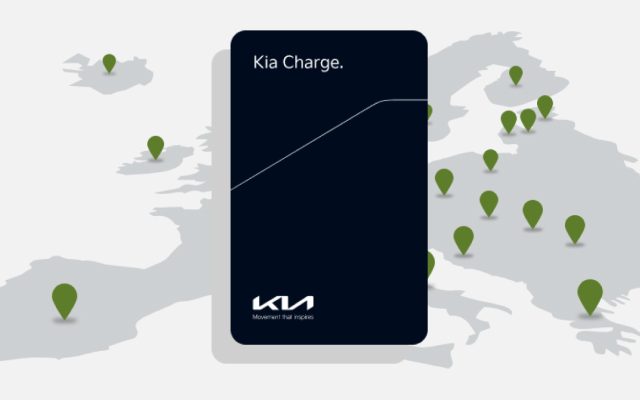 Kia Charge-Karte über einer Karte mit grünen Standortmarkierungen in ganz Europa
